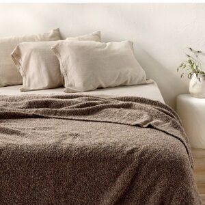 Cozy beige colored Bedding Blanket Full/Queen Boucle Blanket Warm
-Casaluna™